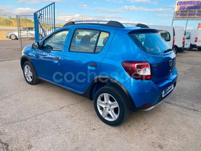 Usado Dacia Sandero Stepway 90 CV (66 kW) 2015 Azul Utilitario