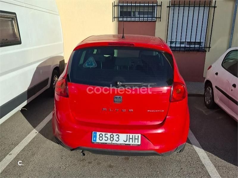 Rojo Usado 2015 Seat Altea Monovolumen | 7500 € (Precio justo) - Imagen 1/4
