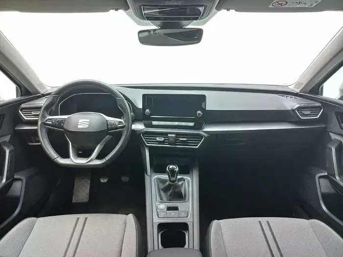 Usado Seat Leon Style 130 CV (95 kW) 2023 Gris plata