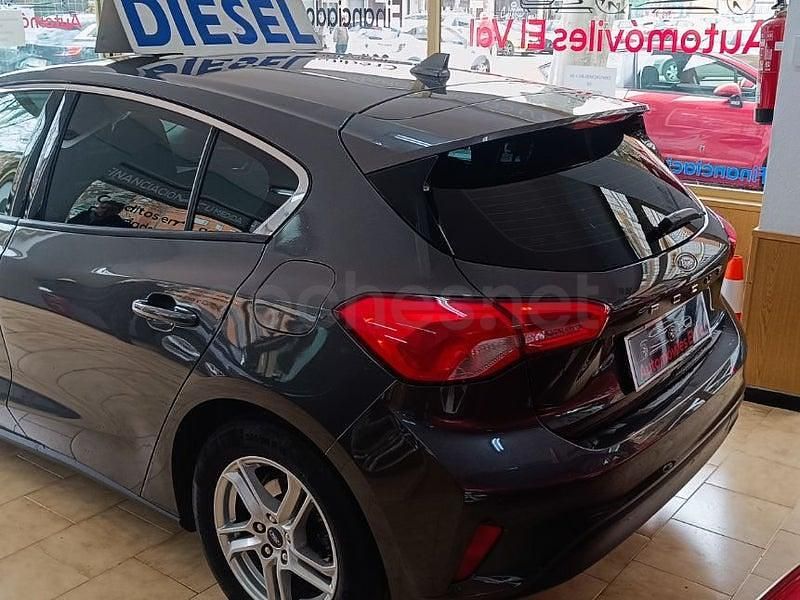 Usado Ford Focus Trend 120 CV (88 kW) 2019 Gris / plata Berlina
