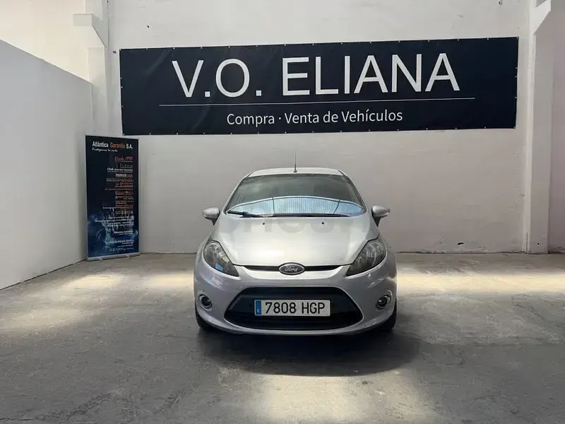 Usado Ford Fiesta Trend 70 CV (51 kW) 2011 Gris / plata Berlina