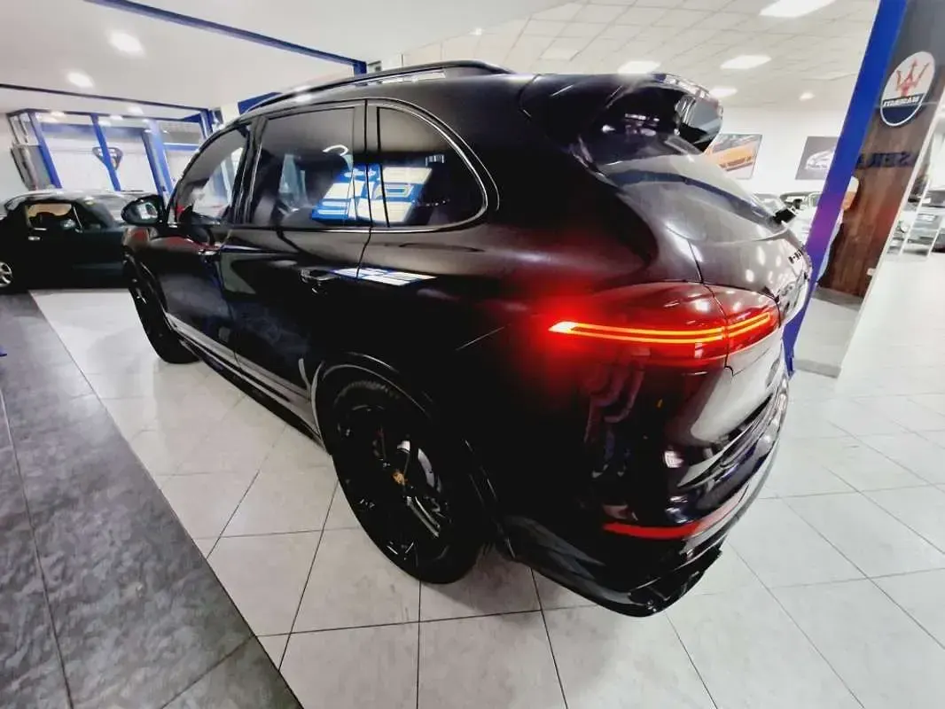 Usado Porsche Cayenne Turbo 519 CV (381 kW) 2016 Negro SUV
