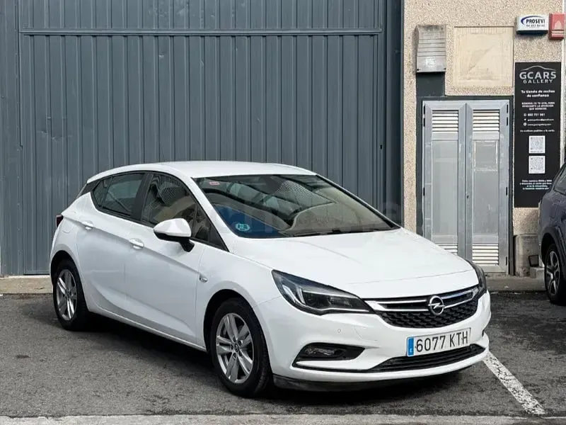 Usado Opel Astra Selective 110 CV (80 kW) 2019 Blanco Berlina