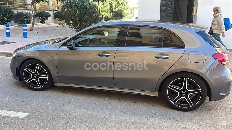 Usado Mercedes A180 116 CV (85 kW) 2020 Gris / plata Berlina