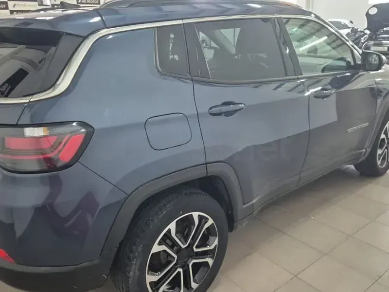 Usado Jeep Compass Altitude 130 CV (95 kW) 2023 Azul SUV