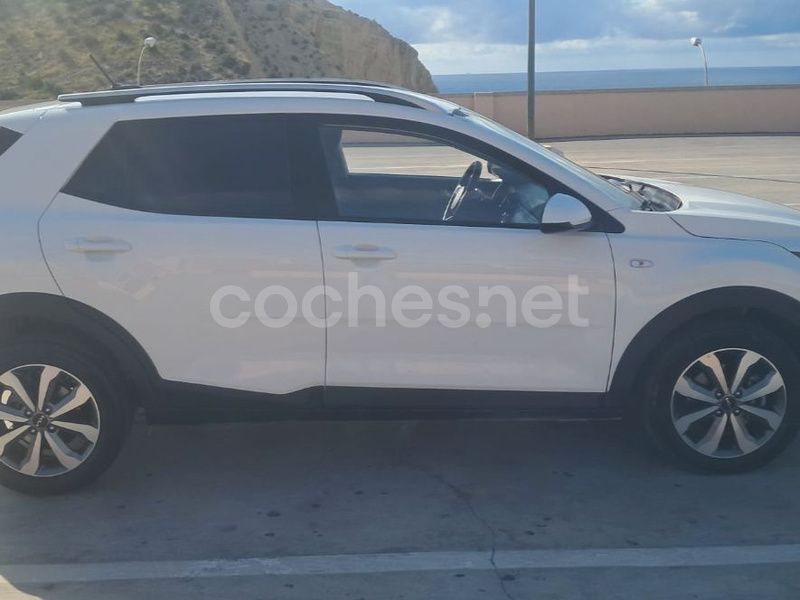 Usado Kia Stonic 84 CV (61 kW) 2022 Blanco SUV