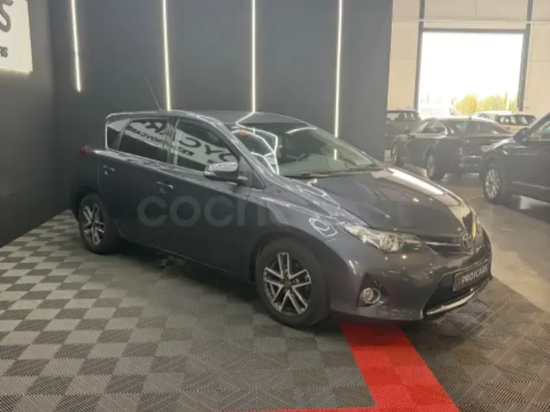 Usado Toyota Auris 90 CV (66 kW) 2015 Gris / plata Berlina