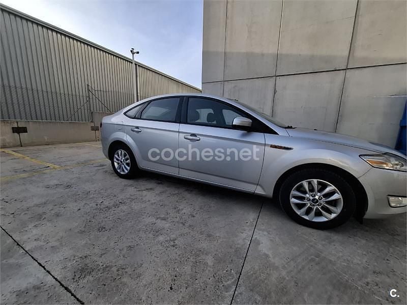 Usado Ford Mondeo Trend 140 CV (102 kW) 2010 Gris / plata Berlina