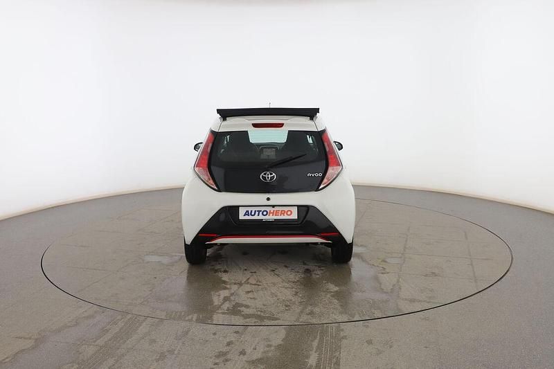 Usado Toyota Aygo x-sky 69 CV (50 kW) 2017 Blanco Utilitario