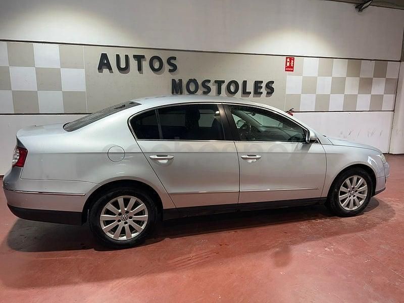Usado VW Passat Highline 140 CV (102 kW) 2010 Gris / plata Berlina