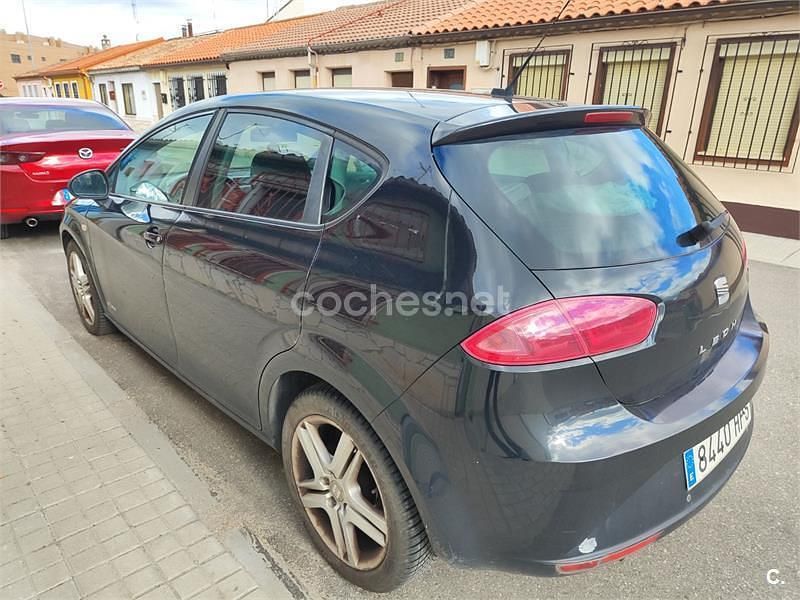 Usado Seat Leon Reference 105 CV (77 kW) 2013 Negro Berlina