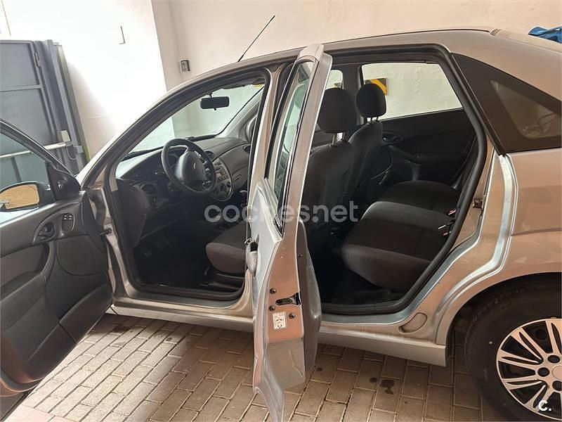 Usado Ford Focus Ghia 115 CV (84 kW) 2004 Gris / plata Berlina