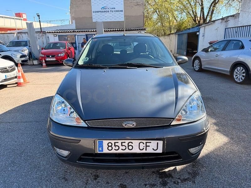 Usado Ford Focus Trend 100 CV (73 kW) 2003 Gris / plata Berlina