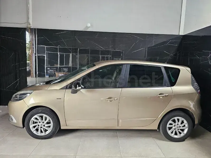 Usado Renault Scénic III Bose Edition 110 CV (80 kW) 2014 Beige Monovolumen
