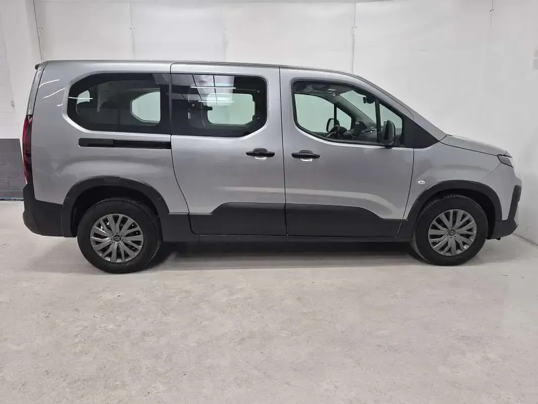 Usado Peugeot Rifter Allure 102 CV (75 kW) 2025 Gris Monovolumen