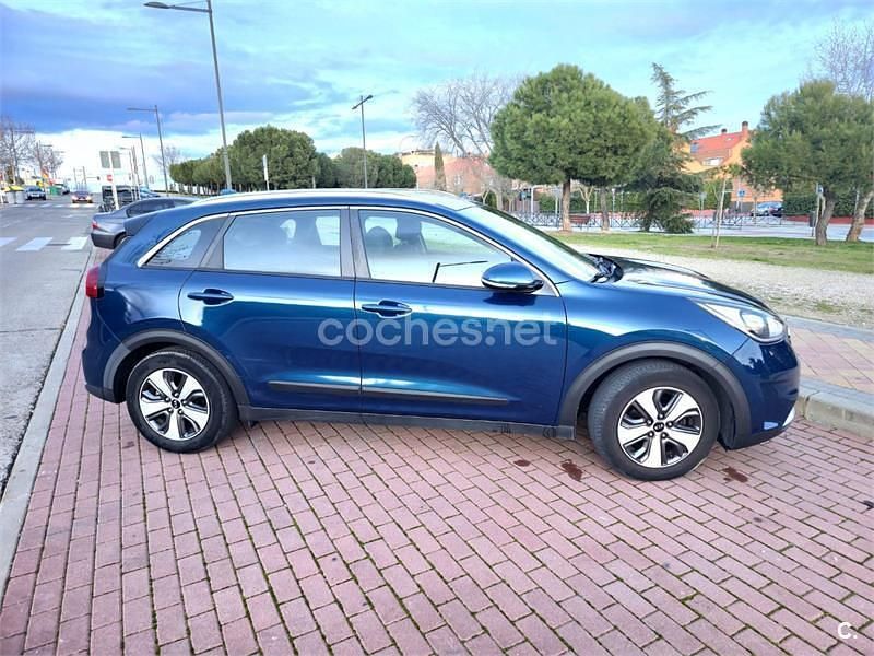 Usado Kia Niro 141 CV (103 kW) 2017 Azul SUV