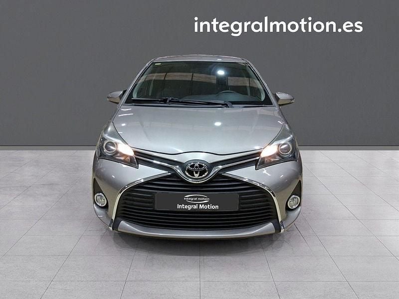 Usado Toyota Yaris Active 99 CV (72 kW) 2015 Gris Berlina