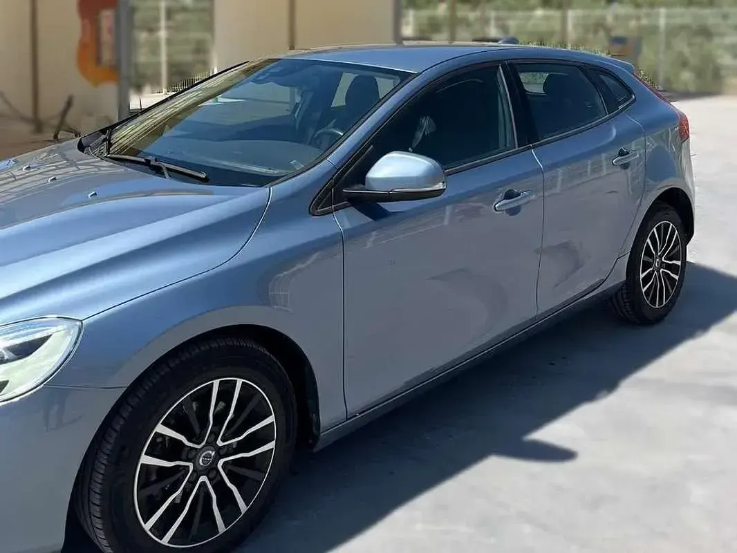 Usado Volvo V40 Momentum 120 CV (88 kW) 2016 Azul Utilitario