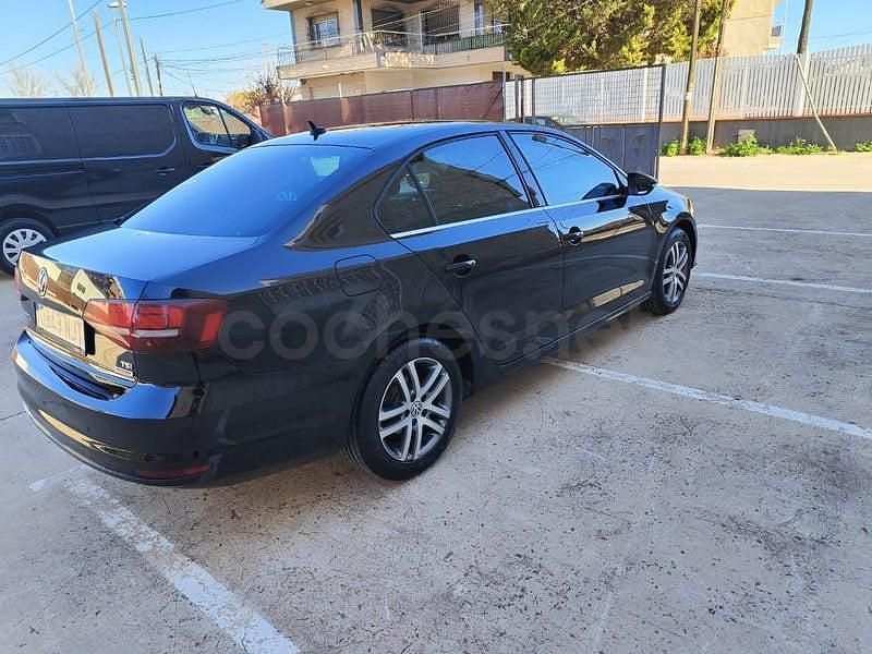 Usado VW Jetta Advance 105 CV (77 kW) 2016 Negro Berlina