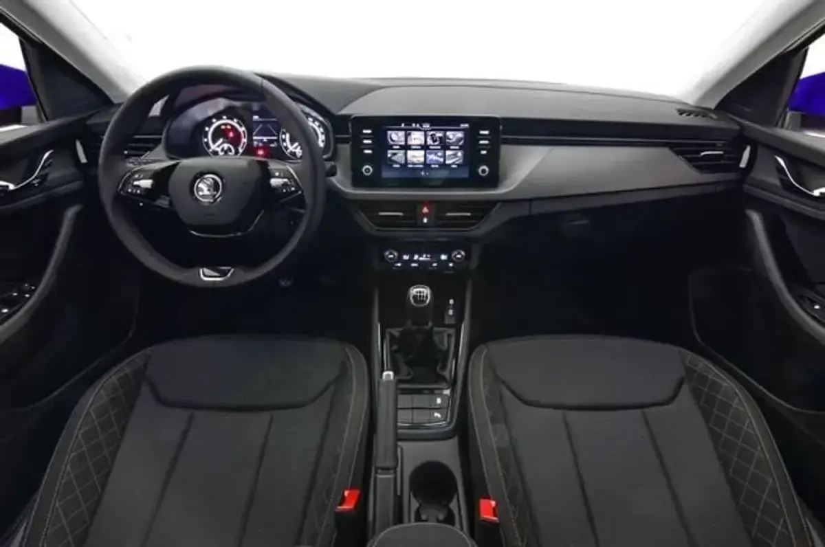 Usado Skoda Scala Ambition 110 CV (80 kW) 2023 Azul Utilitario