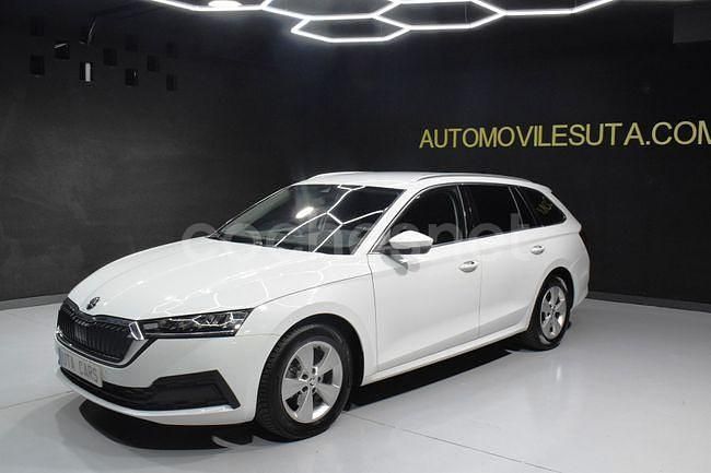 Usado Skoda Octavia Ambition 110 CV (80 kW) 2021 Blanco Berlina