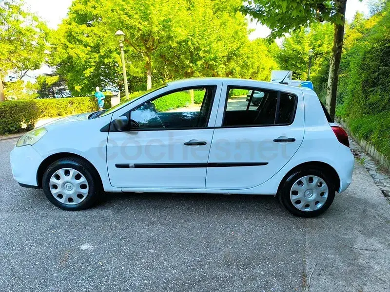 Usado Renault Clio III Collection 75 CV (55 kW) 2014 Blanco Berlina