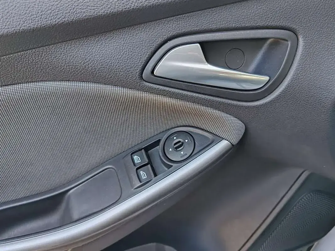 Usado Ford Focus Titanium 115 CV (84 kW) 2013 Gris / plata Berlina