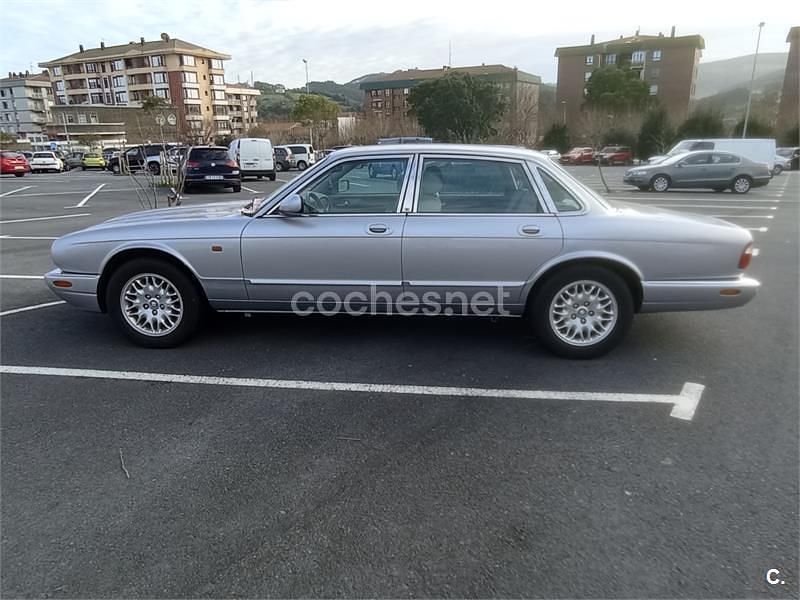 Usado Jaguar XJ8 Executive 240 CV (176 kW) 2002 Gris / plata Berlina