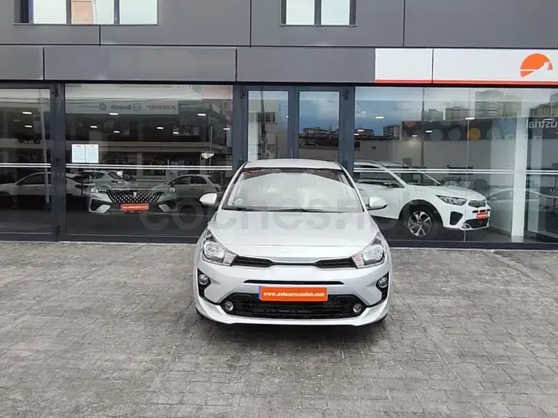 Usado Kia Rio 100 CV (73 kW) 2023 Gris / plata Berlina