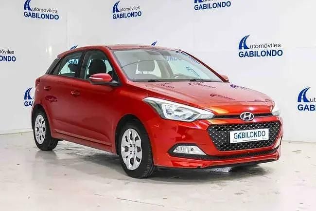 Begagnad Hyundai i20 75 HK (55 kW) 2015 Röd Sedan