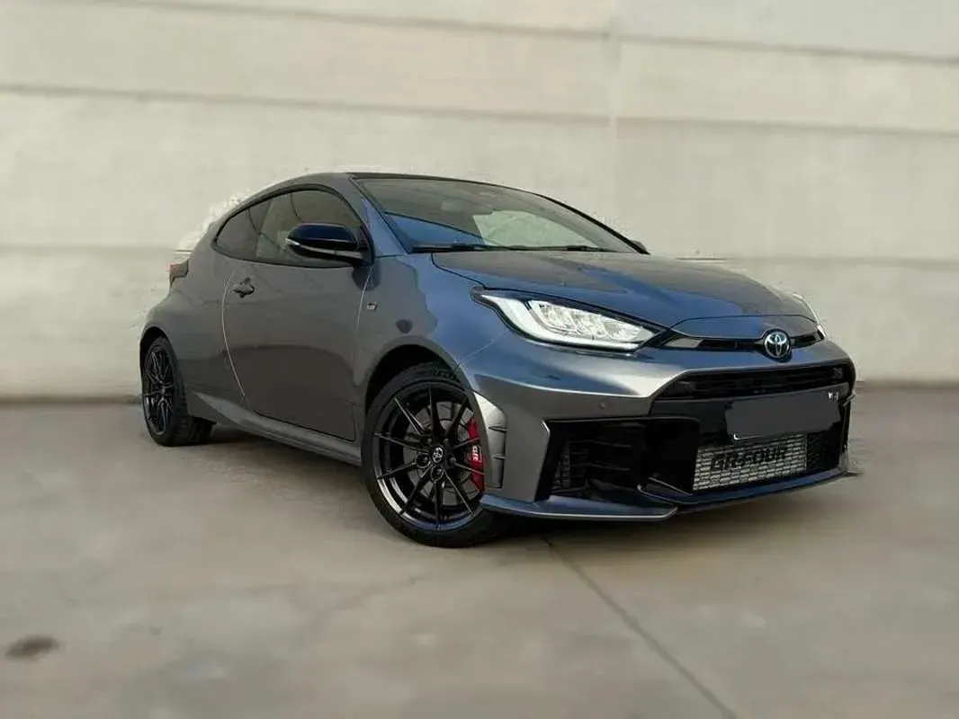 Usado Toyota Yaris 280 CV (205 kW) 2024 Gris Utilitario