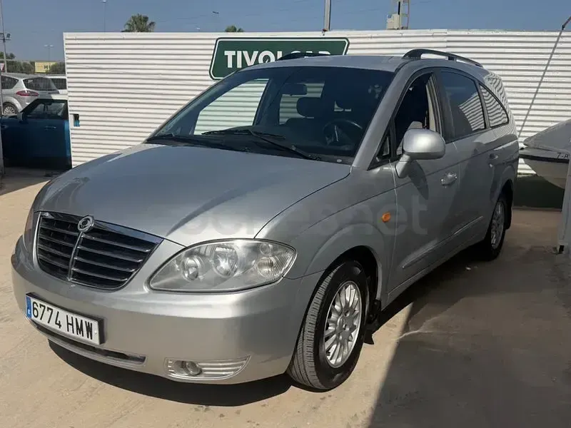 Usado SsangYong Rodius 165 CV (121 kW) 2012 Gris / plata Monovolumen