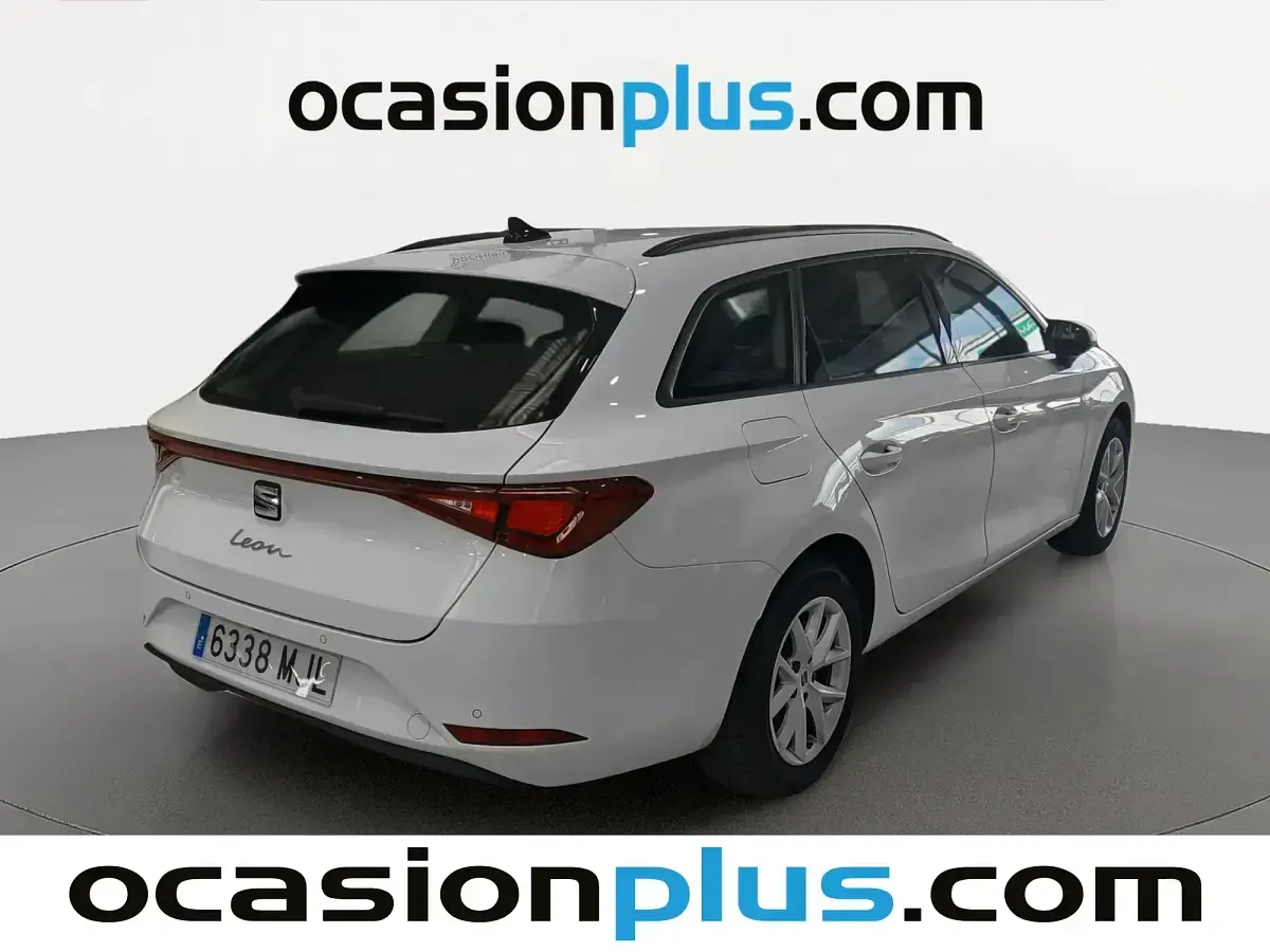 Usado Seat Leon Style 130 CV (95 kW) 2023 Blanco Familiar
