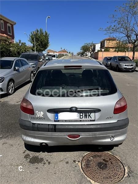 Usado Peugeot 206 70 CV (51 kW) 2002 Gris / plata Berlina