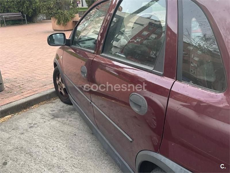 Usado Opel Corsa Essentia 75 CV (55 kW) 2003 Granate Utilitario