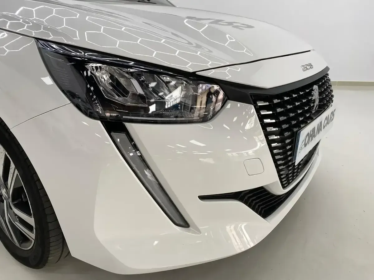 Usado Peugeot 208 Allure 102 CV (75 kW) 2020 Blanco Utilitario