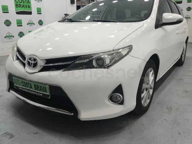 Usado Toyota Auris Active 132 CV (97 kW) 2014 Blanco Familiar