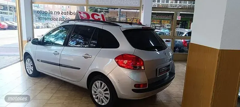 Usado Renault Clio 89 CV (65 kW) 2011 Plateado Familiar