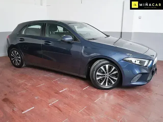 Usado Mercedes A180 116 CV (85 kW) 2021 Azul Utilitario