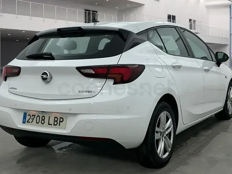 Usado Opel Astra Selective 110 CV (80 kW) 2019 Blanco Berlina