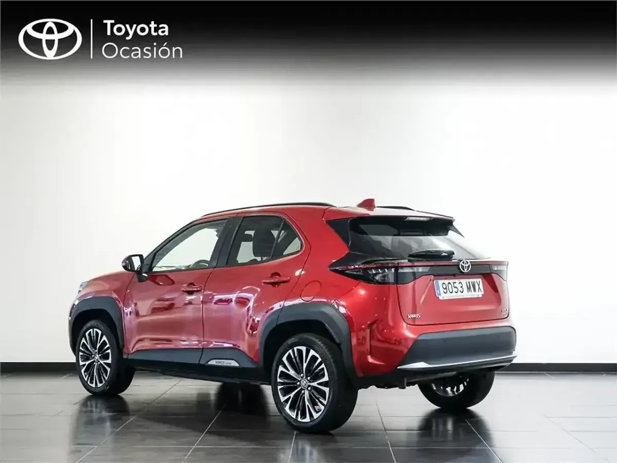 Usado Toyota Yaris Hybrid Style 130 CV (95 kW) 2024 Rojo