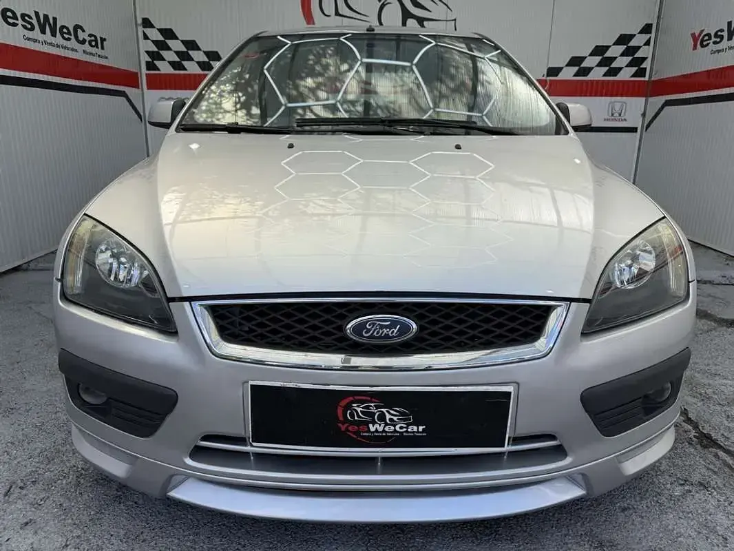 Usado Ford Focus Sport 145 CV (106 kW) 2005 Gris Utilitario