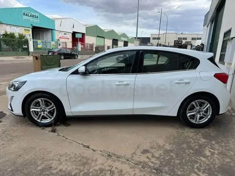 Usado Ford Focus Trend 120 CV (88 kW) 2021 Blanco Berlina