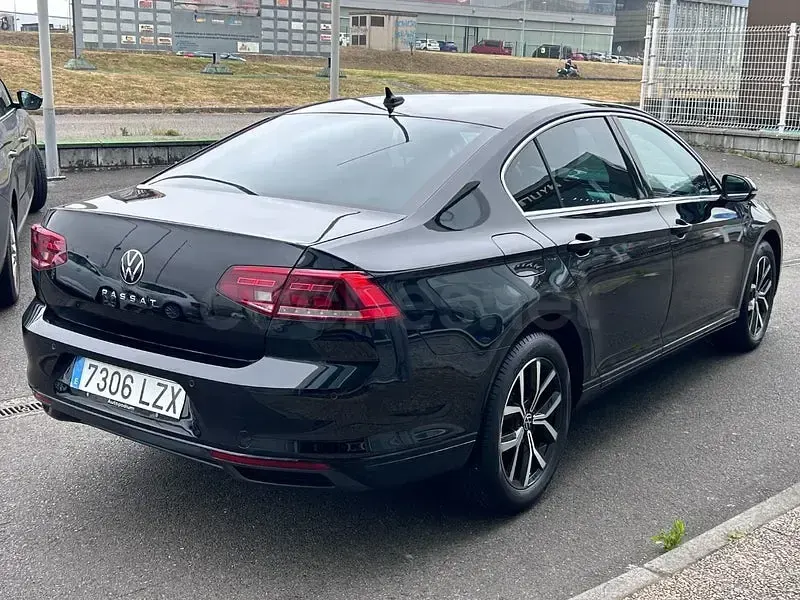 Usado VW Passat Executive 150 CV (110 kW) 2022 Negro Familiar