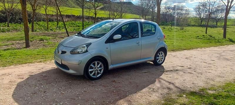 Usado Toyota Aygo 54 CV (39 kW) 2008 Gris / plata Utilitario
