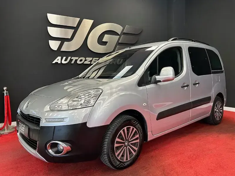 Usado Peugeot Partner Tepee Outdoor 115 CV (84 kW) 2014 Gris / plata Monovolumen