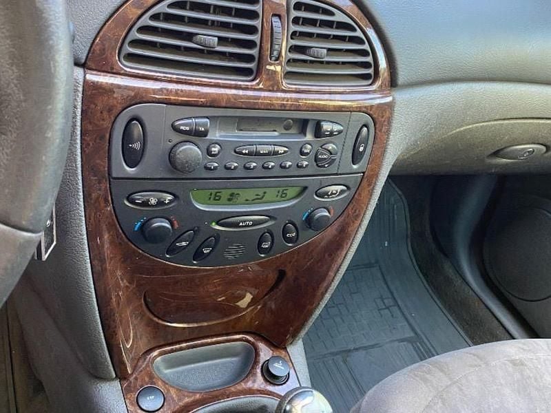 Usado Citroën C5 Exclusive 136 CV (100 kW) 2001 Gris