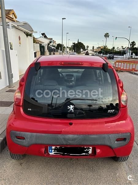Usado Peugeot 107 68 CV (50 kW) 2006 Rojo Utilitario