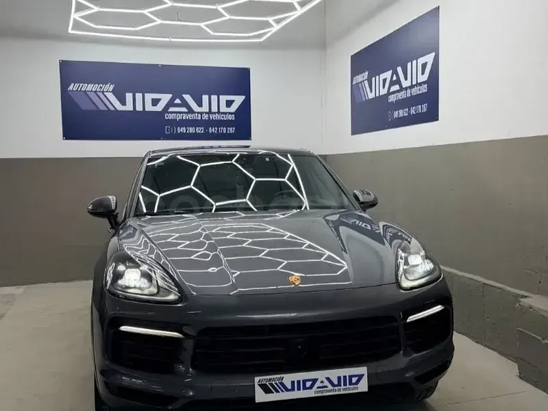 Usado Porsche Cayenne 462 CV (339 kW) 2021 Gris / plata SUV