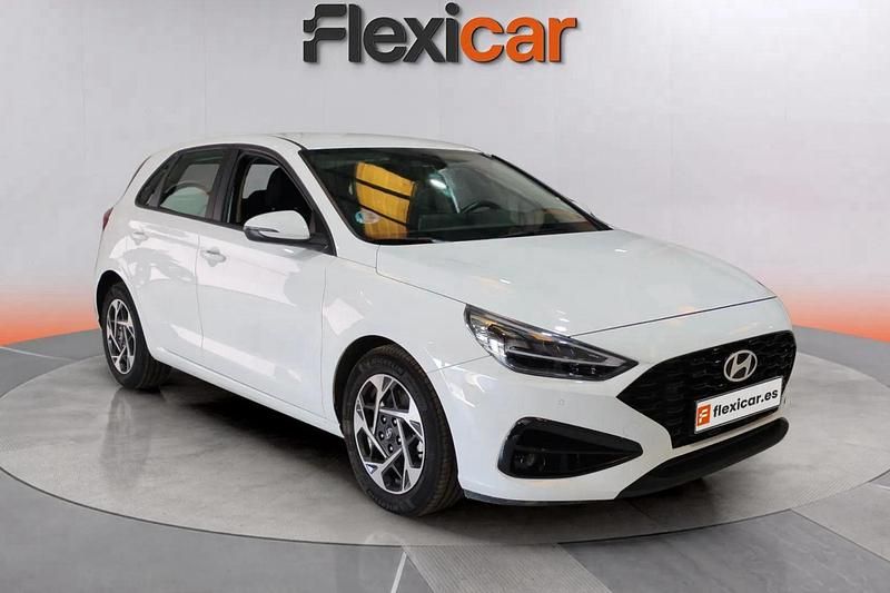 Usado Hyundai i30 120 CV (88 kW) 2024 Blanco Berlina